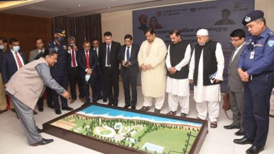 কমপ্লেক্সের নকশা দেখছেন ক্রীড়া প্রতিমন্ত্রী মো. জাহিদ আহসান রাসেল।