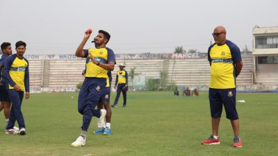 বোলিং অনুশীলনে খালেদ আহমেদ।