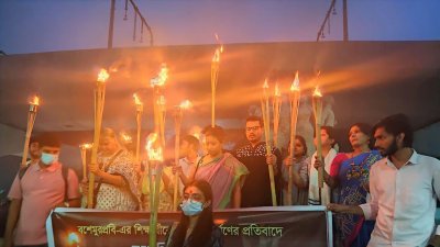 ঢাবিতে মশাল মিছিল