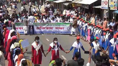 বাগেরহাটে ধর্ষণের প্রতিবাদে মানববন্ধন ও সড়ক অবরোধ