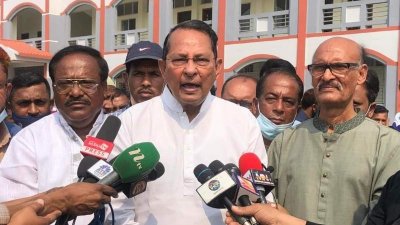 সাংবাদিকদের সঙ্গে কথা বলেন হাসানুল হক ইনু