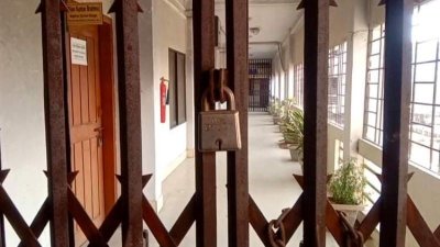 পাবনার বিশ্ববিদ্যালয়ের রেজিস্ট্রার অফিসে তালা