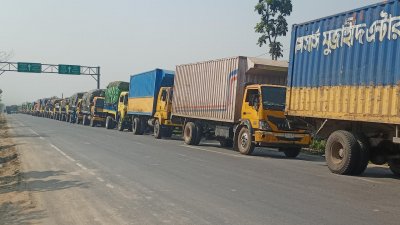 ট্রাকের দীর্ঘ সারি