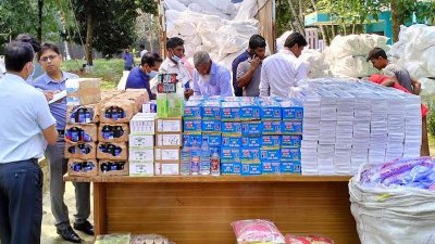 জব্দ করা শাড়ি, থ্রি-পিচ, মদ, ফেনসিডিল, সিগারেট ও ওষুধসহ বিপুল পরিমাণ ভারতীয় পণ্য
