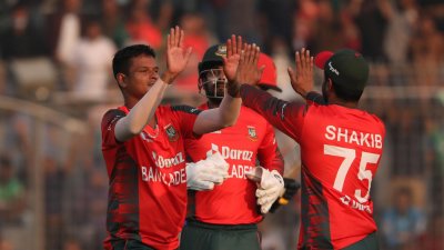 উইকেট শিকারের পর উদযাপন করছেন সাকিব-নাসুম