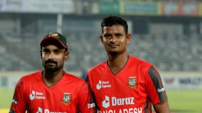 নাসুমের সঙ্গে পুরস্কার বিতরণী মঞ্চে লিটন।