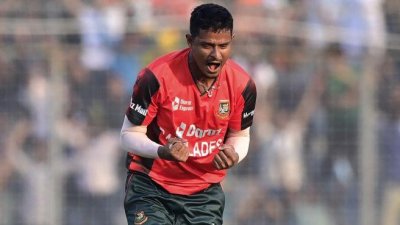 শুরুতেই ৪ উইকেট নিয়েছেন নাসুম আহমেদ।