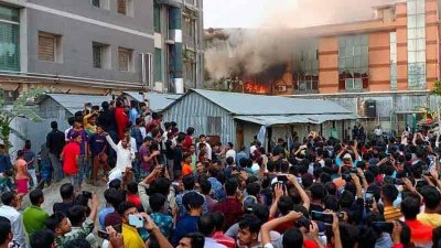 দাউ দাউ করে জ্বলছে আগুন