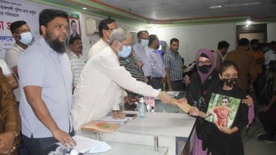 অনুষ্ঠানে আর্থিক সহায়তার চেক তুলে দেন মির্জা ফখরুল