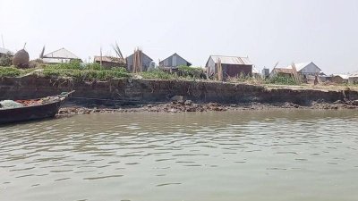 অবৈধভাবে ড্রেজার দিয়ে বালু তোলায় ভাঙনের শিকার চাঁদপুর সদর উপজেলার নদীপাড়ের বাসিন্দারা