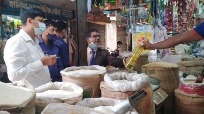 কুড়িগ্রামে বেশি দামে তেল বিক্রি করায় তিন ব্যবসায়ীকে জরিমানা করেছে জাতীয় ভোক্তা অধিকার সংরক্ষণ অধিদফতর