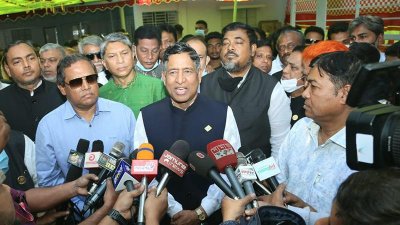 দেলদুয়ার উপজেলা পরিষদ প্রাঙ্গণে সাংবাদিকদের সঙ্গে কথা বলছেন কৃষিমন্ত্রী