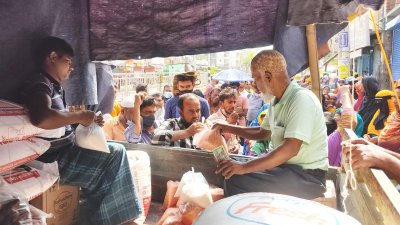 টিসিবির পণ্য নিতে বিভিন্ন জায়গায় দীর্ঘ অপেক্ষা মানুষের