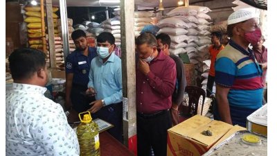 লাকসাম পৌরসভার বাজারে ভোক্তা অধিকার সংরক্ষণ অধিদফতরের অভিযান