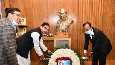 বঙ্গবন্ধুর প্রতিকৃতিতে শ্রদ্ধা জানাচ্ছেন জুনাইদ আহমেদ পলক