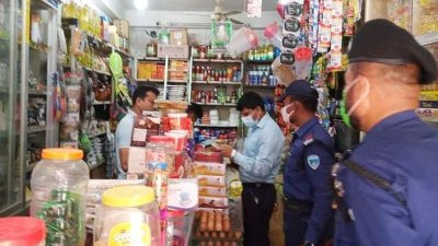 কুমিল্লায় তিন দোকানিকে লাখ টাকা জরিমানা