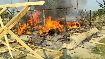 আগুনে পুড়ে ছাই ঘরটি