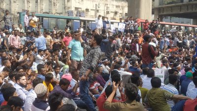 প্রেসক্লাবের সামনে যুবদলের বিক্ষোভ সমাবেশ, সড়ক বন্ধ