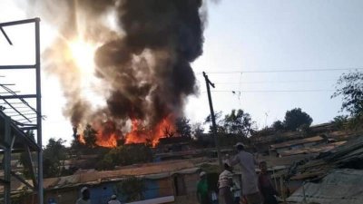 বাতাসের কারণে মুহূর্তেই আগুন ছড়িয়ে পড়ে