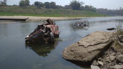 সাঙ্গু নদীতে পিকআপটি পড়ে দুমড়েমুচড়ে যায়