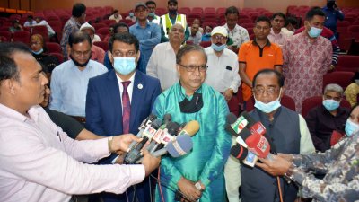 সাংবাদিকদের সঙ্গে কথা বলছেন সংস্কৃতি প্রতিমন্ত্রী কে এম খালিদ