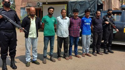 গ্রেফতার প্রতারক চক্রের ছয় সদস্য (মাঝে সাদা শার্ট পরিহিত ভুয়া মেজর গোলাম কবির)