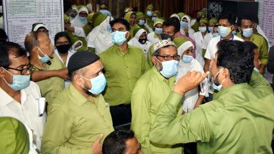 সহকর্মীকে মারধরের প্রতিবাদে বৃহস্পতিবার সকালে বিক্ষোভ করেন শের-ই-বাংলা মেডিক্যালের নার্সরা