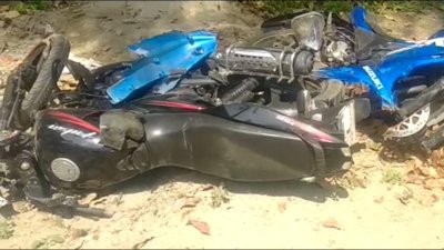 দুর্ঘটনাকবলিত মোটরসাইকেল দুইটি