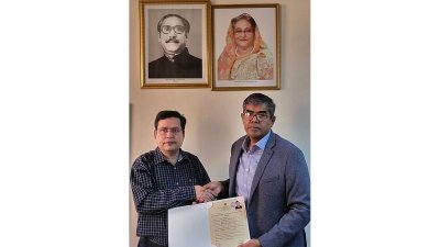 কুরিয়ার লাইসেন্সিং কর্তৃপক্ষের অফিসে লাইসেন্স হস্তান্তর করা হয়