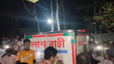 নিজ বাড়িতে হাদিসুর রহমানের লাশবাহী গাড়ি