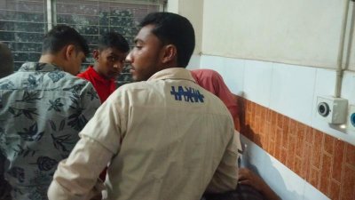 আহতদের চুয়াডাঙ্গা সদর হাসপাতালে নেওয়া হয়েছে