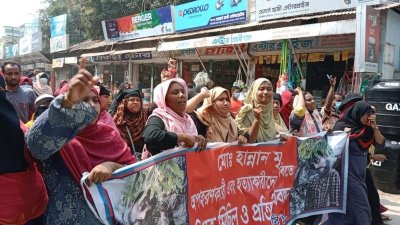 চাঁদপুর শহরে এলাকাবাসীর বিক্ষোভ