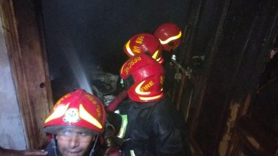 আগুন নিয়ন্ত্রণে ফায়ার সার্ভিসের পাঁচটি ইউনিট কাজ করছে