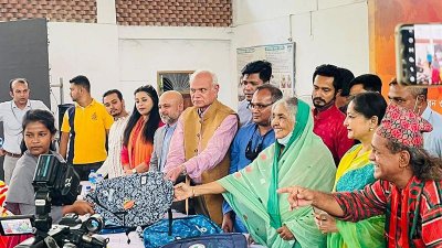 বঙ্গবন্ধুর জন্মদিন উপলক্ষে বিশেষ চাহিদাসম্পন্ন শিশুদের মাঝে শিক্ষাসামগ্রী বিতরণ