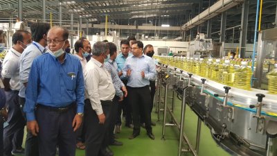 সোনারগাঁয়ে ফ্রেশ সয়াবিন তেলের কারখানায় অভিযান