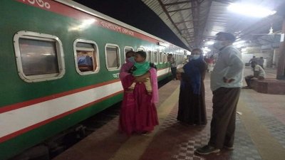 ঢাকাগামী একতা এক্সপ্রেসের বগি বাতিল, দায়িত্বহীনতার প্রশ্ন