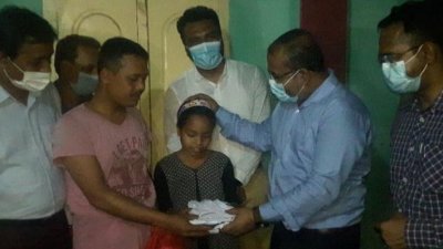 ক্লাস থেকে বের করে দেওয়া শিক্ষার্থীর বাড়িতে গেলেন ডিসি