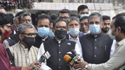 সাংবাদিকদের সঙ্গে কথা বলছেন ওবায়দুল কাদের (ফাইল ছবি)