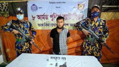 ক্যাম্পে বিদেশি পিস্তলসহ রোহিঙ্গা যুবক আটক