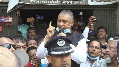 জেলা আওয়ামী লীগের কার্যালয়ের সামনে বক্তব্য দেন একরামুল করিম চৌধুরী