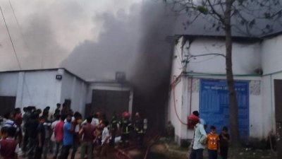 নারায়ণগঞ্জে সুতার কারখানায় আগুন