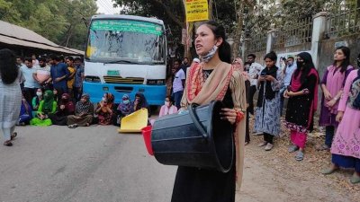 উপাচার্যের বাসভবনের সামনে কুবি শিক্ষার্থীদের অবস্থান