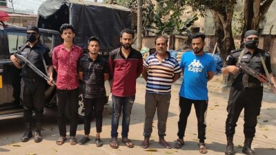 কুমিল্লায় অস্ত্রের মহড়া দেওয়া পাঁচ জন গ্রেফতার