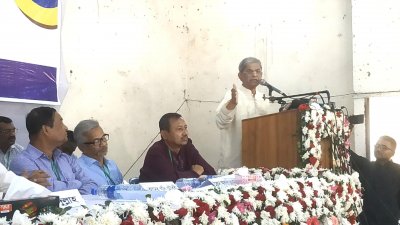 বক্তৃতা করছেন মির্জা ফখরুল ইসলাম আলমগীর