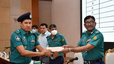 ডিএমপির মাসিক অপরাধ পর্যালোচনা সভায় পুরস্কৃত হলেন যারা