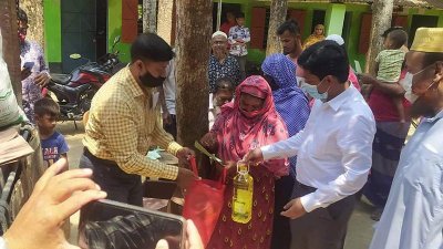 সাতক্ষীরায় কম দামে ‘ফ্যামিলি কার্ডে’ টিসিবির পণ্য বিক্রি শুরু