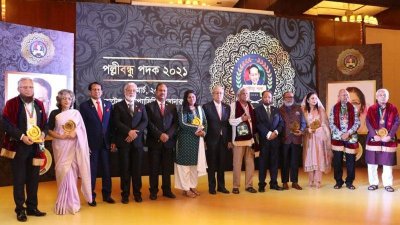 এরশাদের নামে পুরস্কার পেলেন ডা. জাফরুল্লাহসহ ৮ বিশিষ্ট নাগরিক