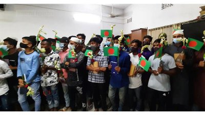 শাস্তির বদলে ৭০ শিশু-কিশোরকে জাতীয় পতাকা ও ফুল দিয়ে বাড়ি পাঠালেন আদালত  