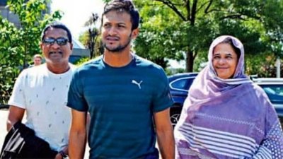 মা-বাবার সঙ্গে সাকিব আল হাসান