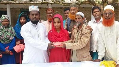 মাদ্রাসা শিক্ষার্থীদের মাঝে সোমবার পোশাক বিতরণ করেন আসাদ শেখ